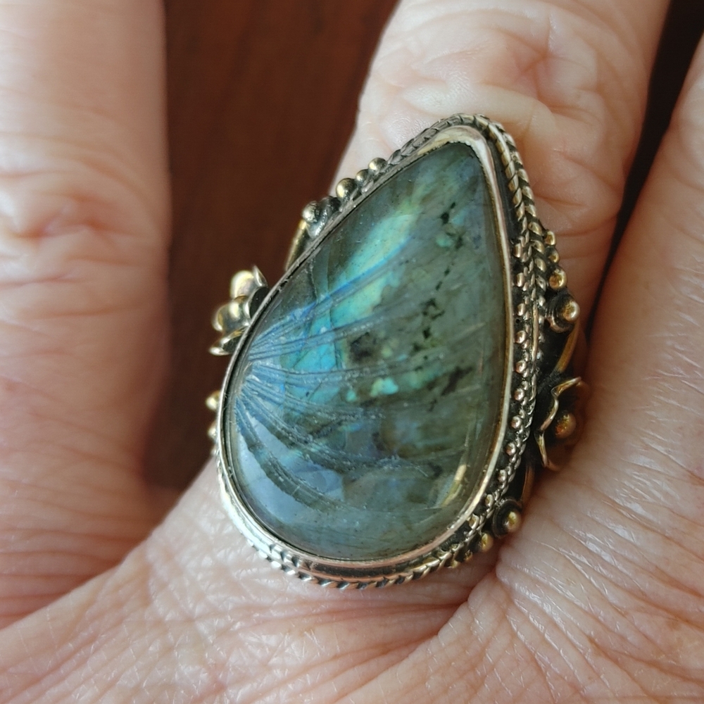 Carved Labradorite Gemstone Ring in 925 Sterling Silver (9) - Picture 7 of 12